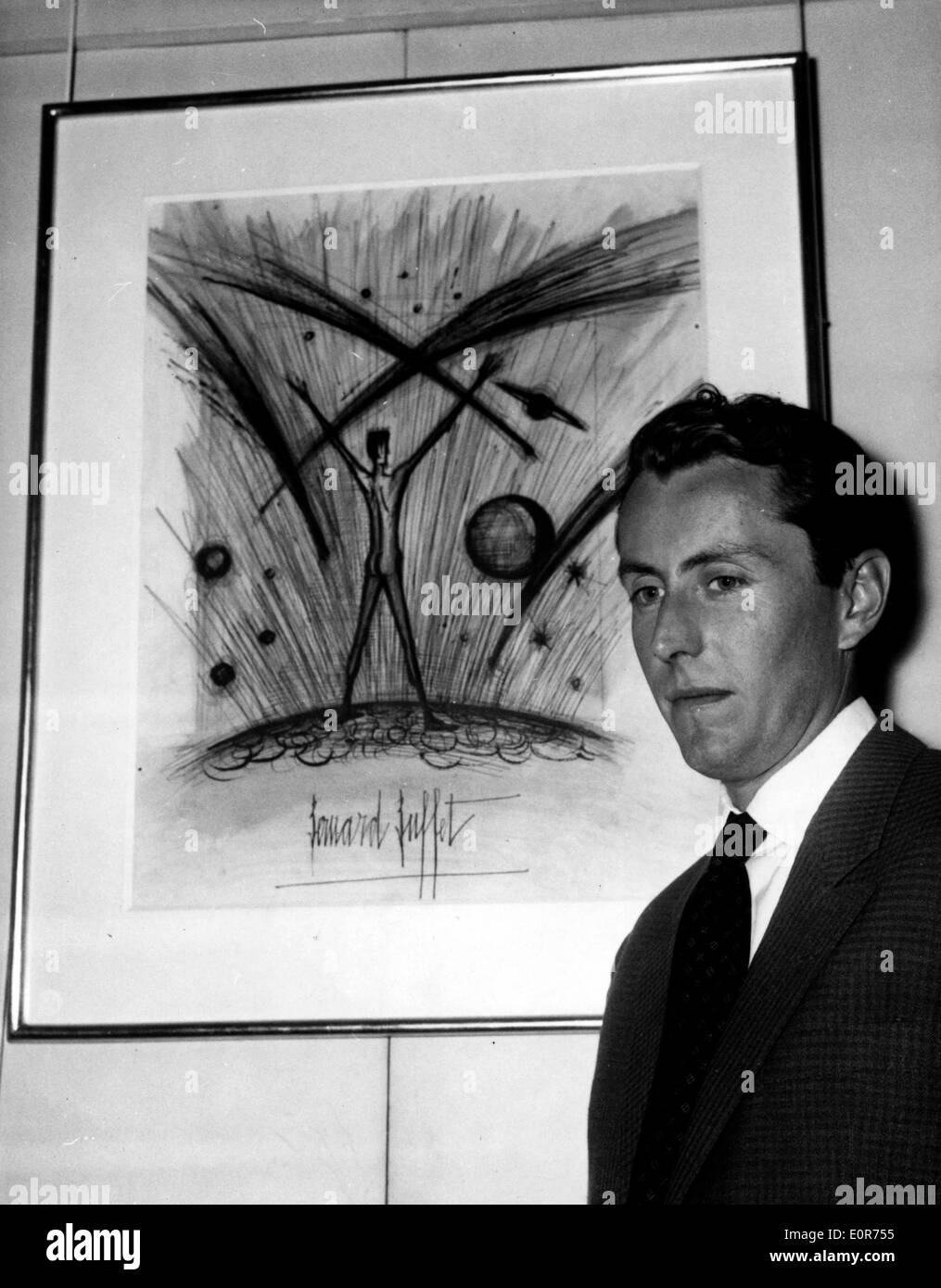 Bernard Buffet con uno dei suoi disegni in una galleria Foto Stock