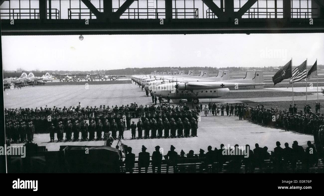 5 maggio 1958 - l'aeroporto militare di neubiberg passa all'aeronautica federale: Il generale americano maggiore Herbert atcher He Foto Stock