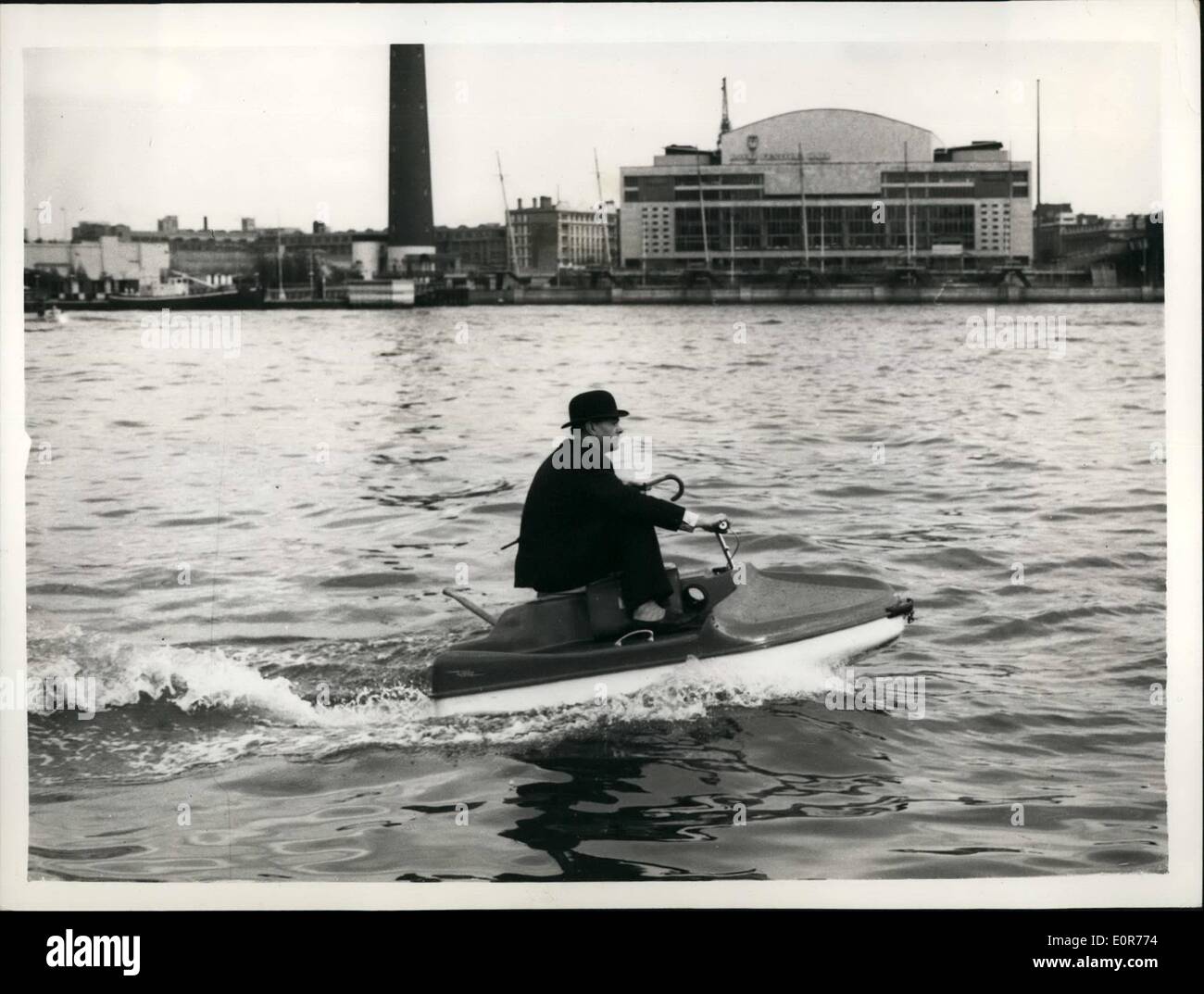 Maggio 05, 1958 - Primo giorno del London Bus sciopero. Tornando a casa - in acqua - scooter: il Sig. Michael Kelly, un imprenditore di Chelsea, ha trovato la sua strada per battere il London bus sciopero - venendo a lavorare su un acqua scooter - ed egli è visto qui questa sera come egli passa il Festival Hall sulla sua via di casa. Foto Stock