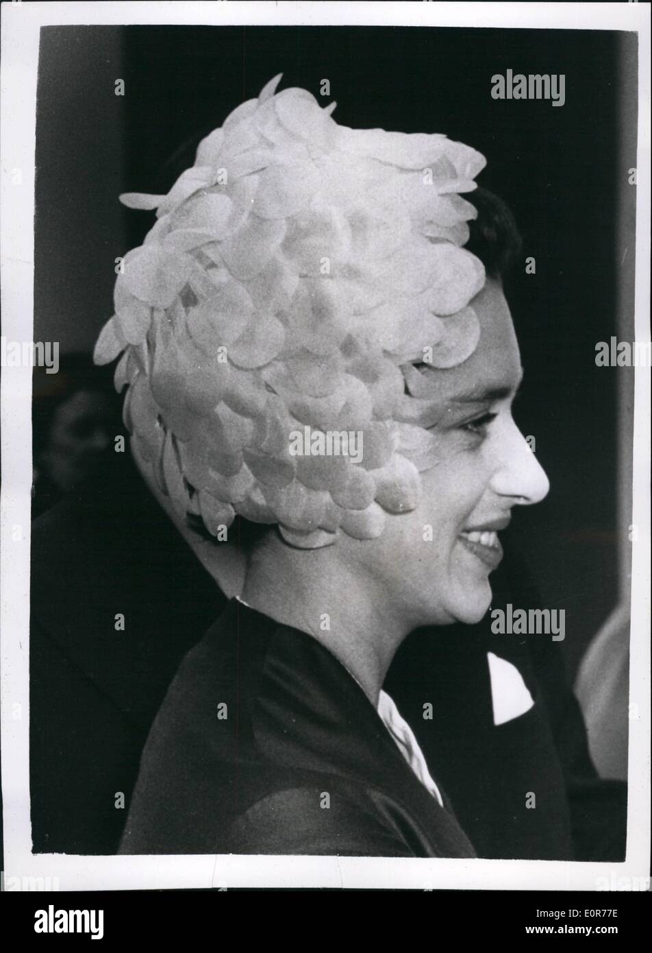 05 maggio 1958 - la Principessa Margaret visita l'Ospedale di Lewisham. Foto: La principessa Margaret indossa un cappello di petali bianchi durante la sua visita all'ospedale Lewisham quando ha aperto ieri il nuovo reparto ambulatoriali ~200,000. Foto Stock