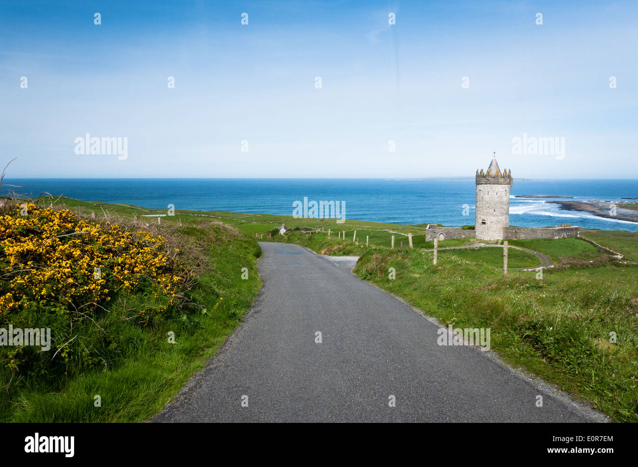 Strada e Touring percorso lungo la selvaggia modo Atlantico sulla costa occidentale dell' Irlanda Foto Stock