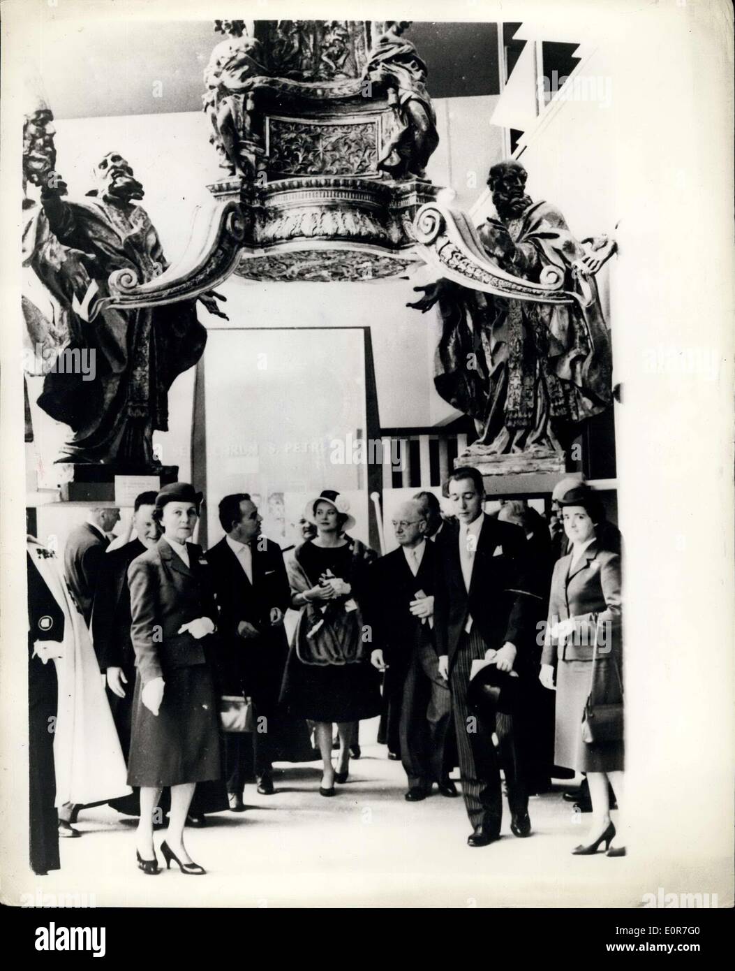 Giugno 23, 1958 - Il Principe Ranieri e la Principessa Grace visita il Bruxelles Esposizione Internazionale. La foto mostra: il Principe Ranieri e la Principessa Grace di Monaco - visto durante il loro tour del Vaticano Pavilion - nella loro recente visita a Bruxelles mostra internazionale. Foto Stock