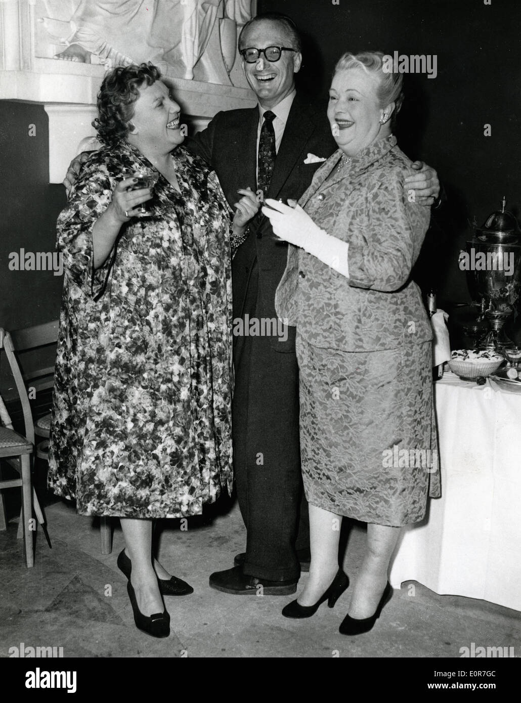 Il duca di Bedford con membri di Linda Leigh grande Ragazza Club Foto Stock