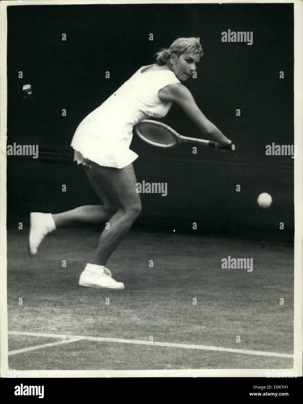 Giugno 28, 1958 - 28-6-58 Wimbledon Tennis campionati. Miss Fageros indossa fancy pants . Keystone Foto Mostra: Miss K. Fageros degli Stati Uniti indossa white satin pantaloni, rifinito con bordo seghettato durante il suo match con Miss Pat Ward a Wimbledon questo pomeriggio. Miss Ward ha vinto 2-6, 6-4, 6-4. Foto Stock