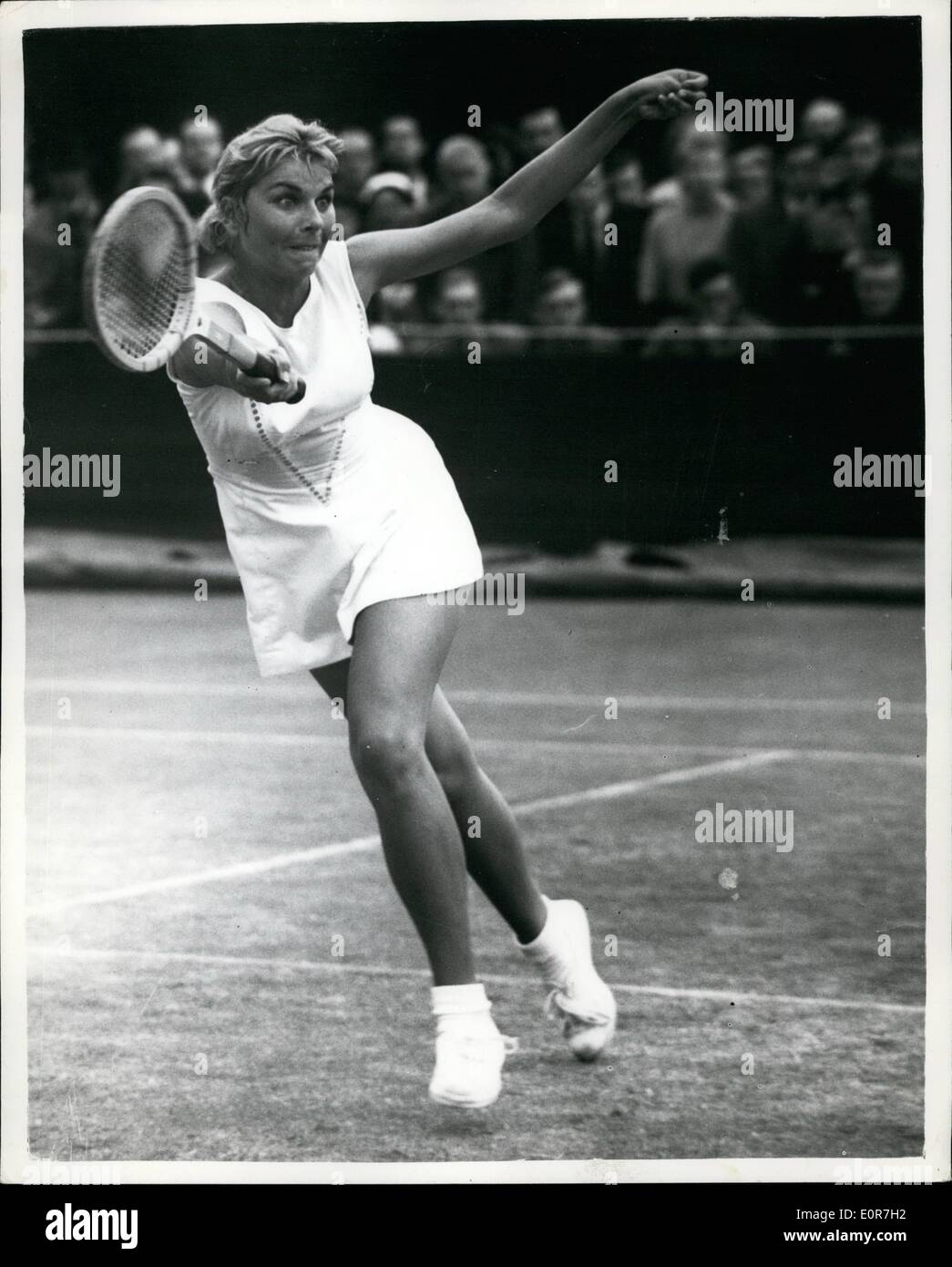 Giugno 28, 1958 - 28-6-58 Wimbledon Tennis campionati. Miss K. Fageros in gioco. Keystone Foto Mostra: Miss K. Fageros degli Stati Uniti indossa white satin pantaloni, rifinito con bordo seghettato durante il suo match con Miss Pat Ward a Wimbledon questo pomeriggio. Miss Ward ha vinto 2-6, 6-4, 6-4. Foto Stock