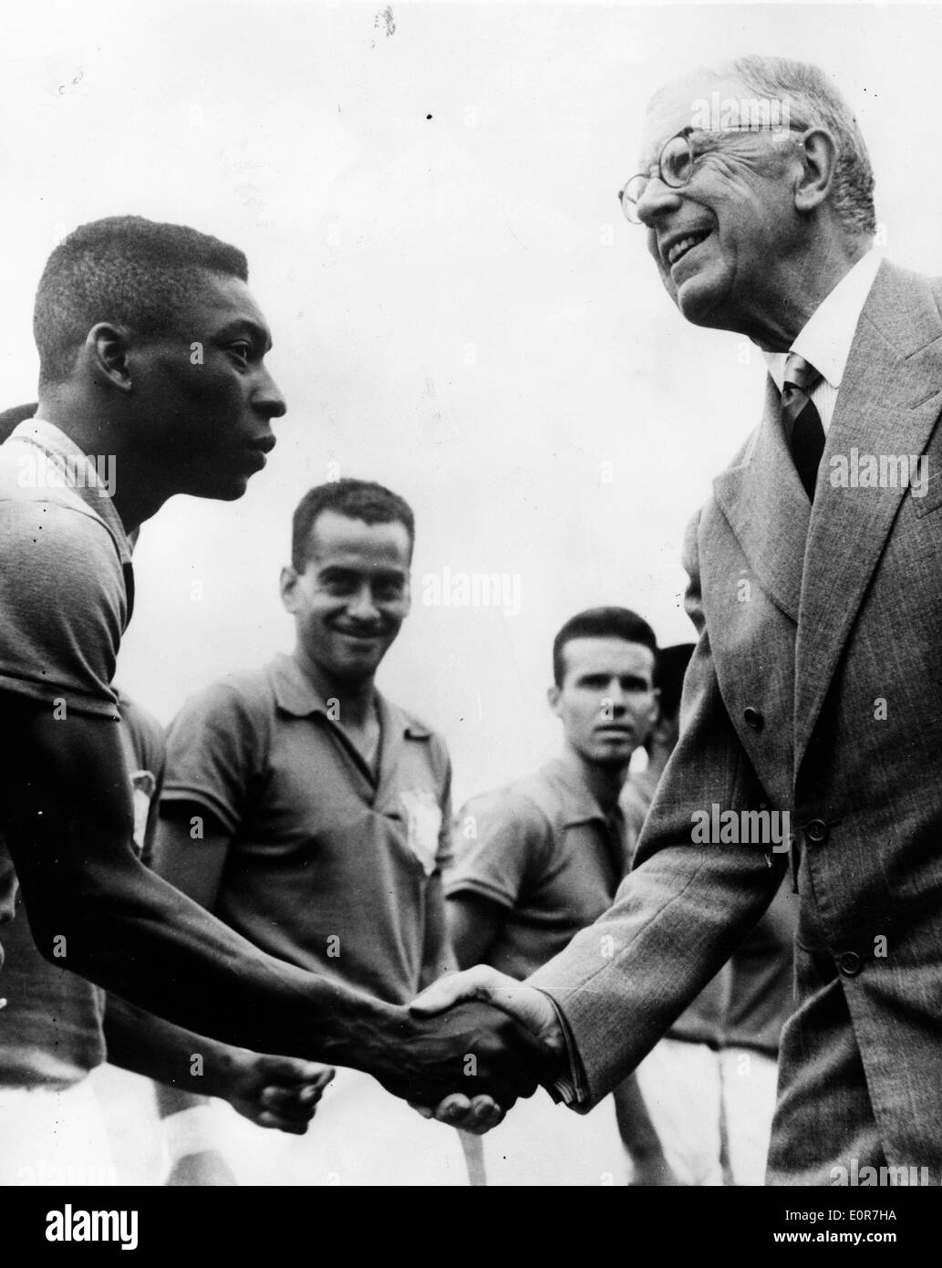 Giocatore di calcio Pele stringono le mani con il Re Gustavo VI Adolfo Foto Stock