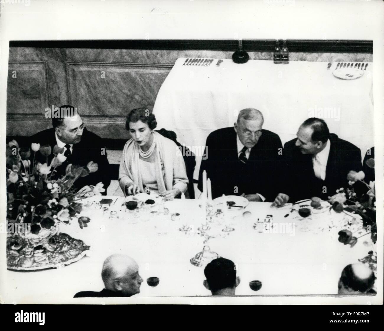 05 maggio 1958 - LA NATO pranzo al Castello di Fredensborg: i delegati alla conferenza della NATO che si terrà a Copenaghen, ieri sono stati ospiti del pranzo dato dal danese il Re e la regina al castello di Fredensborg in Nord Zelanda. La foto mostra (L a R) durante il pranzo di ieri pomeriggio sono Ministro degli esteri da Cunha; Regina Ingrid di Danimarca; il sig. John Foster Dulles, Stati Uniti Il segretario di Stato e F.R. Zorlu, ministro turco degli Affari Esteri. Foto Stock