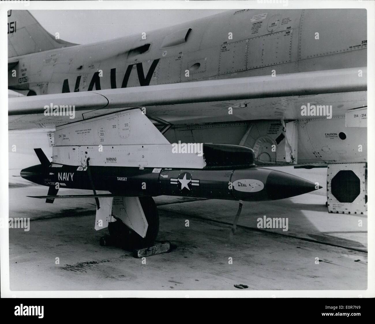 Maggio 06, 1958 - 6-5-58 il XKDT-1. Una Marina aria-missile bersaglio viene mostrata sull'ala di un F3H jet da combattimento. Alimentato da una lunga durata del motore a razzo, il bersaglio della parte soggetta a usura è utilizzato nella formazione dei jet da combattimento per i piloti in combattimento air-air. Il XKDT-1 è fabbricato dalla Temco Aircraft Corporation di Dallas, Texas. Foto Stock