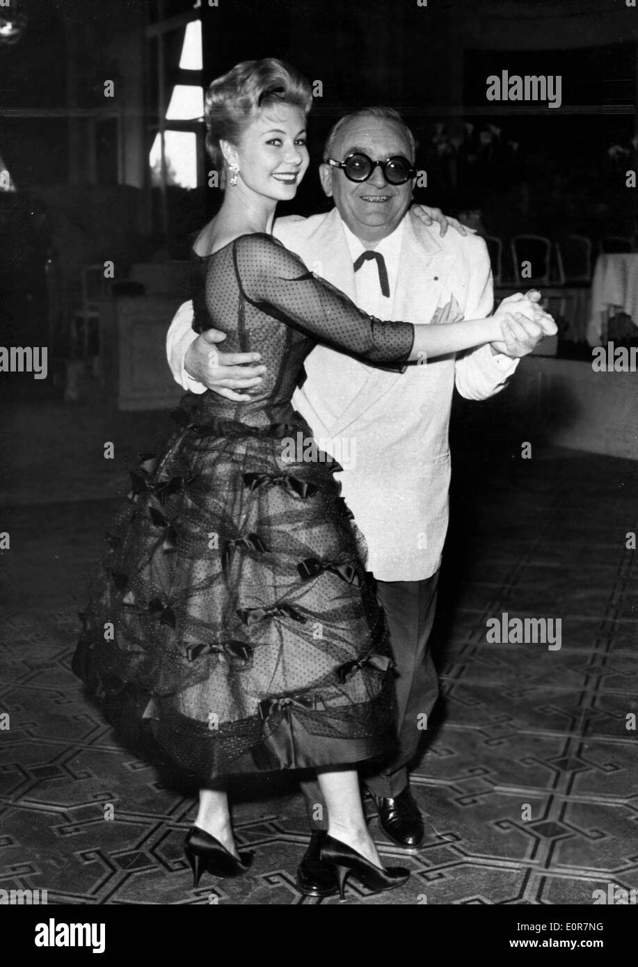 Marcel Achard e Mitzi Gaynor balli presso il Festival del Cinema di Cannes Foto Stock