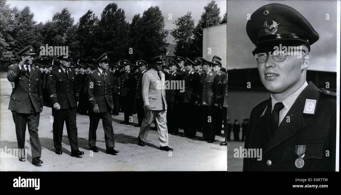 Lug. 07, 1958 - ''Medal di libertà" per il tedesco Lance-Corporal: del 23 luglio 1958 il tedesco Caporale Helmut Fischer è stato premiato con il ''Medal di libertà " da noi il colonnello R.O. Mosher per il suo coraggio. Helmut Fischer ha ottenuto la più alta medaglia americana che può essere investito in tempi di pace per il coraggio, per la sua azione in un incidente aereo. Insieme con noi Liutenant Taylor ha iniziato dalla base aerea di Landsberg/Lech in Baviera in un piano di formazione. Durante il volo il piano improvvisamente si è schiantato sul terreno e Helmut Fischer è stato buttato fuori del piano di masterizzazione Foto Stock