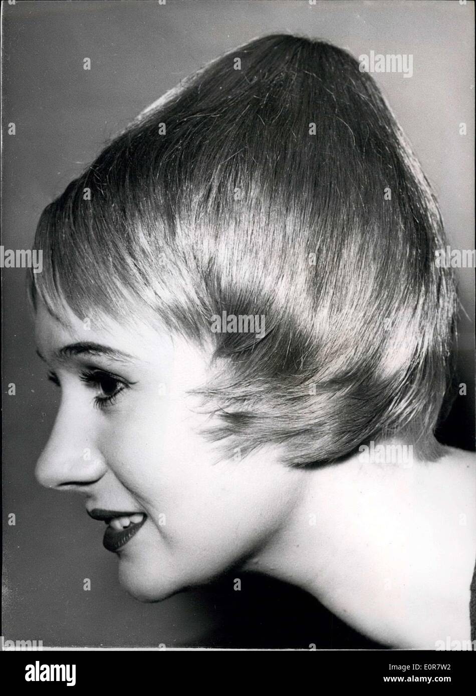 Lug. 07, 1958 - Viking creazioni su Show; Riche di fieno Hill ha presentato oggi la sua Viking creazioni, ispirato al Kirk Douglas film ''i vichinghi''. Mostra fotografica di Shirley Townsend modelli ''Moderne Viking''-una nuova silhouette creato da Riche di fieno Hill, che è raggiunto da vestire i capelli ad alta sulla corona, dando una cupola a forma di effetto. Foto Stock