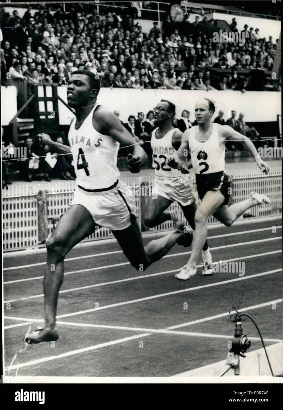 Lug. 07, 1958 - i giochi Impero a Cardiff. Il nuovo fast time. La foto mostra il T.A. Robinson Bahamas imposta un nuovo tempo record 9.5 vede i Foto Stock