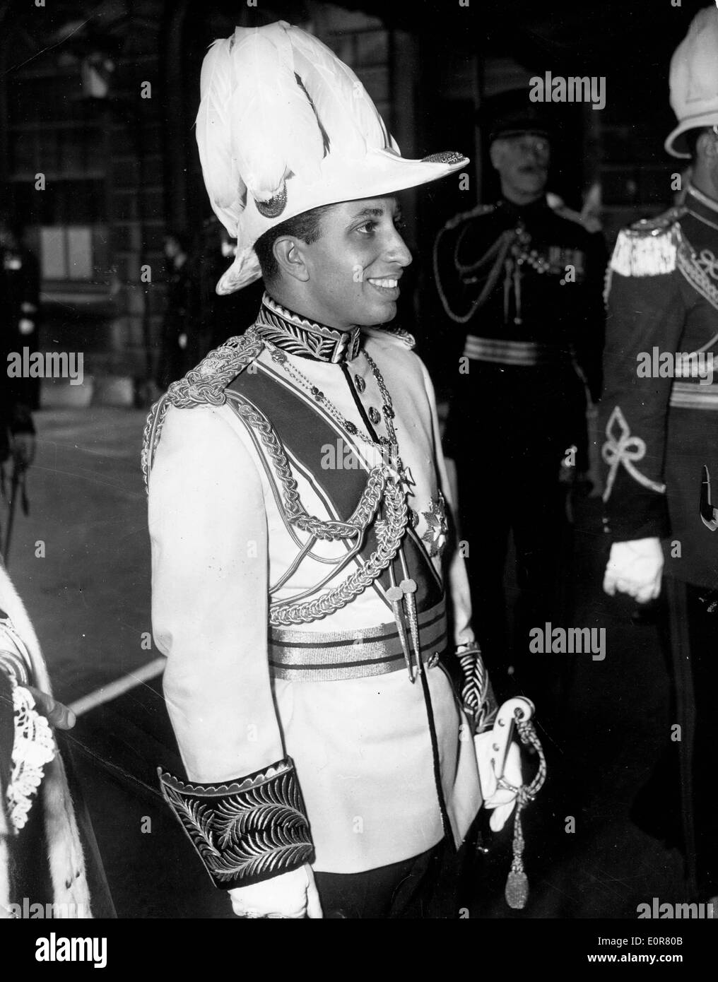 King Faisal II dell'Iraq in abiti formali Foto Stock