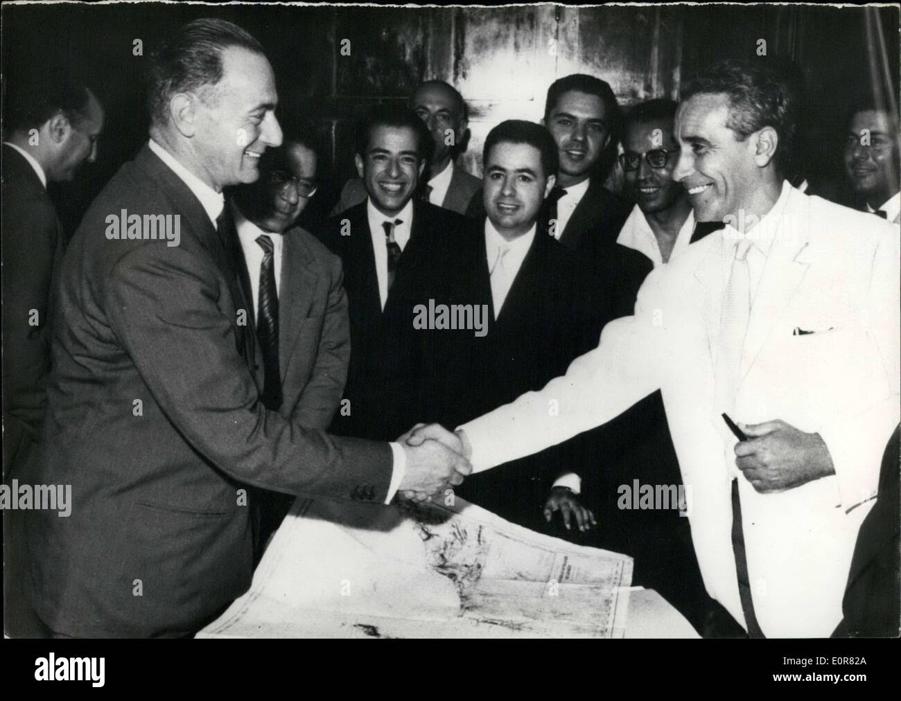 Lug. 27, 1958 - Un accordo tra Italia e Marocco è stato firmato a Rabat ieri. Un business con un capitale di 100 milioni di franchi è stato creato per la ricerca e l'olio raccolto nella regione di Tarfaya. Foto Stock