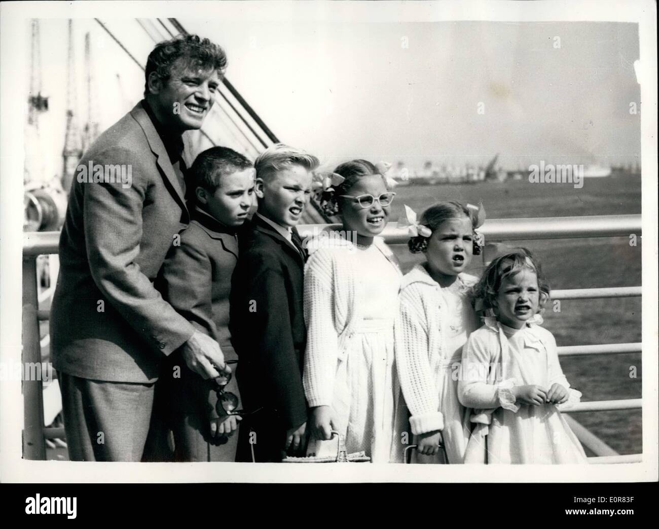 Lug. 07, 1958 - Burt Lancaster arriva qui con la moglie e i cinque figli: Film di star Burt Lancaster ha inviato la sua moglie, Norma, e Foto Stock