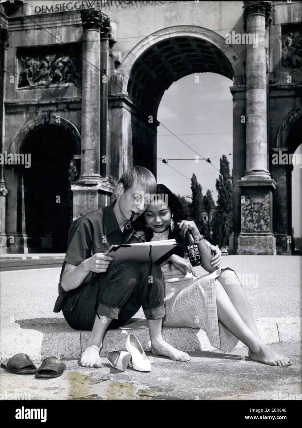 Lug. 07, 1958 - Calze a schwabing: 'Schwabing è indossava un posto ma una condizione'', una volta che l'autrice Franzisks zu reventlow fu Foto Stock