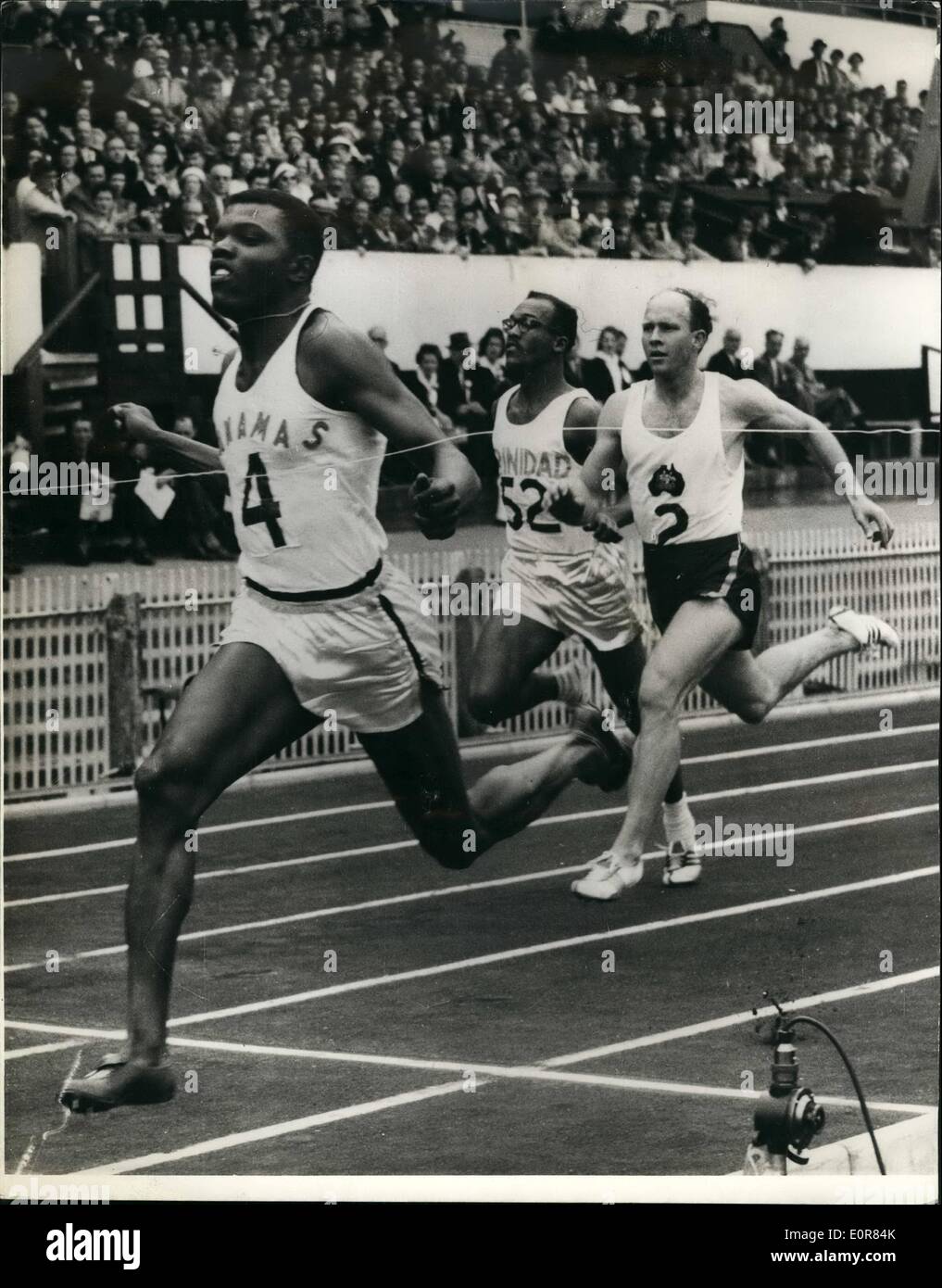 Lug. 07, 1958 - i giochi Impero a Cardiff nuovo Fast Time: mostra fotografica. T.A. Robinson Bahamas imposta un nuovo tempo record 9.5 vede i Foto Stock
