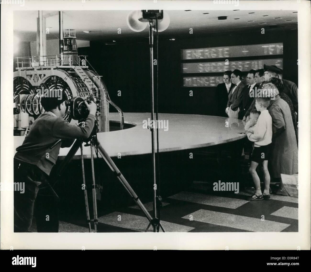 Lug. 07, 1958 - Russo Film Western Technology: il Soviet National Film Studios hanno girato un cinegiornale del Britihsh partecipazione in Bruxelles fiera mondiale. Intervistato circa il progetto, uno della troupe detto, ''Vogliamo presentare una vera immagine di questo ottimo display della vostra tradizione britannica Foto Stock