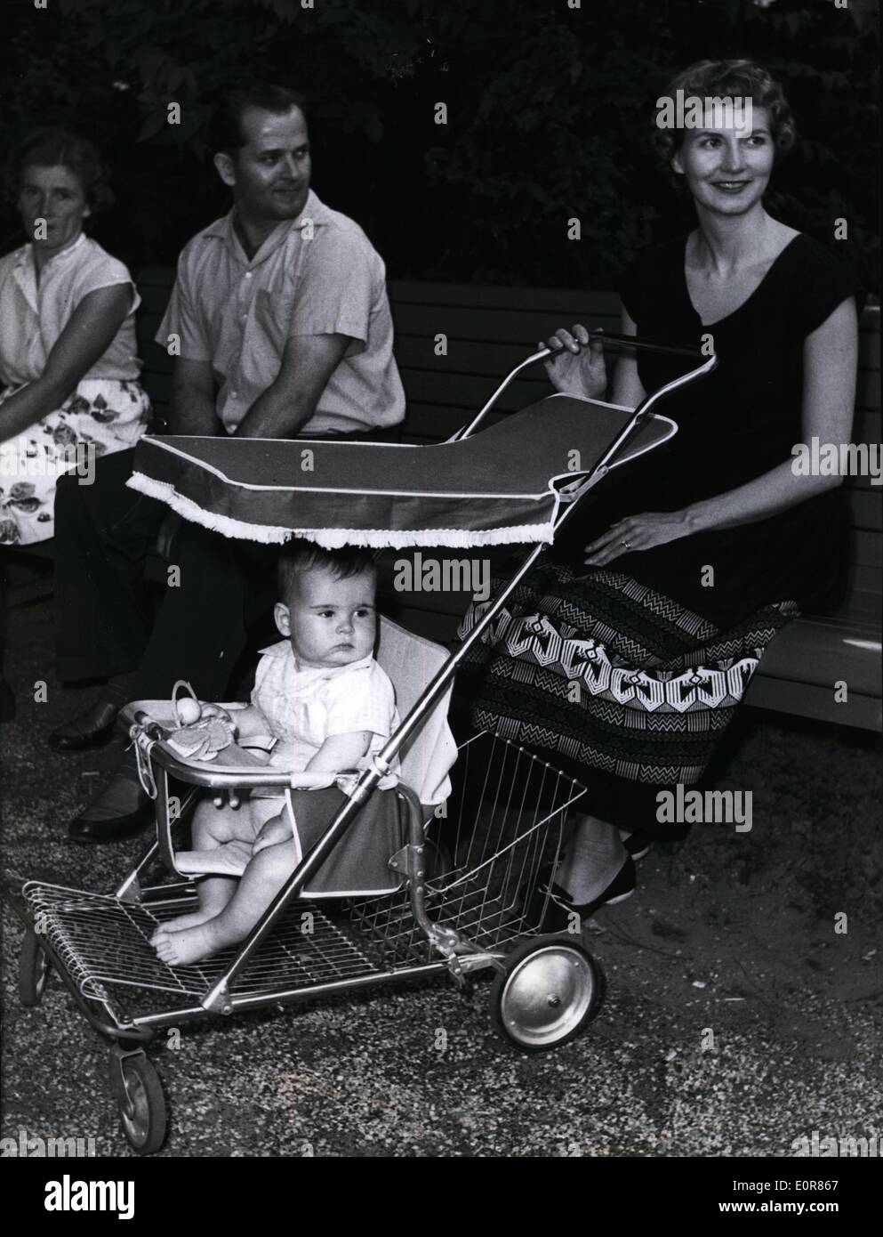 Lug. 07, 1958 - come il poco praticabile paniere di un self-serve shop.........American carrozzina, modello 1958 è alla ricerca. Foto Stock