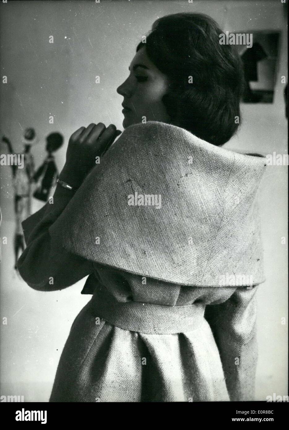 Lug. 30, 1958 - stilisti francesi appena introdotto molti disegni che moda donna indosserà la prossima stagione. Qui è un rivestimento con un grande collare che può essere convertito in un piccolo promontorio. Foto Stock