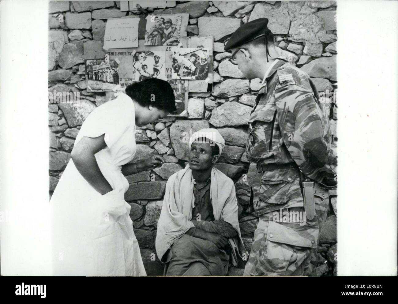 Lug. 31, 1958 - L'esercito il lavoro sociale elementi combinati di ordine psicologico e cure mediche per la popolazione di Miliana. Foto Stock