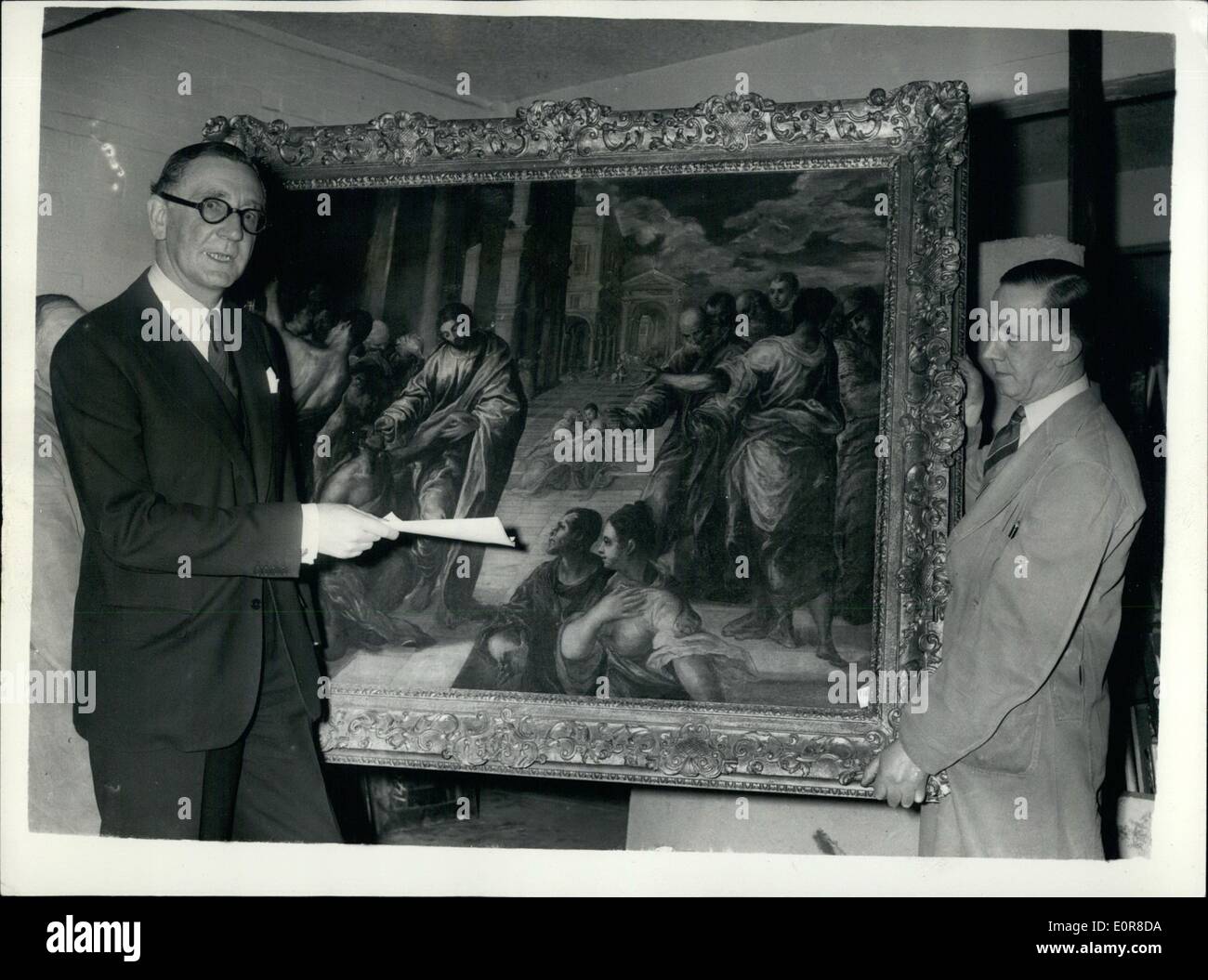 Agosto 08, 1958 - Pittura uno venduto per &pound;17 - Petches 36.000 Guinea credeva di essere un originale ''El Greco'': una sensazione è stata creata questa mattina a Christies quando ''Lotto 14'' fu venduto per 36.000 guideas. Il dipinto è descritto come ''Cristo la guarigione del cieco'' da P. Veromese - ed è stato venduto a Christies nel 1888 per 17 Guinea. Gli esperti sono convinti che il dipinto in un inizio di 17 Guinea. La foto mostra il sig. Jeoffrey Agrew dà un ultimo sguardo all'E1 Greco - dopo l'acquisto per 36.000 Guinea presso l'Autction diventare questa mattina. Foto Stock
