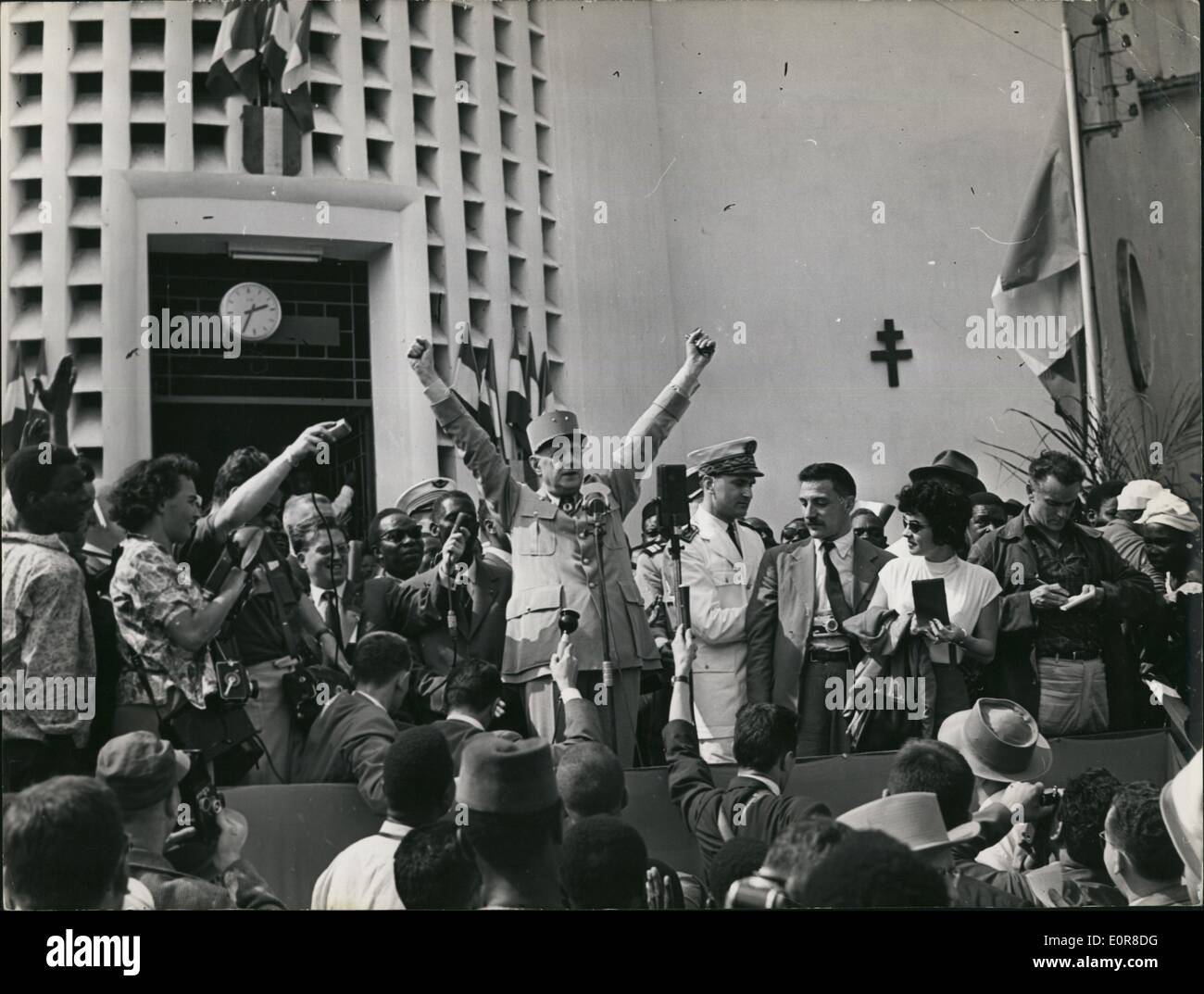 Agosto 08, 1958 - il generale De Gaulle è 12.000 Miglia di tour in territori d' oltremare : il generale De Gaulle in piedi di fronte a '"De Gaulle's House'' riconosce le acclamazioni della folla a Brazzaville Africa equatoriale, ieri, il generale rende un ''v'' gesto. Foto Stock