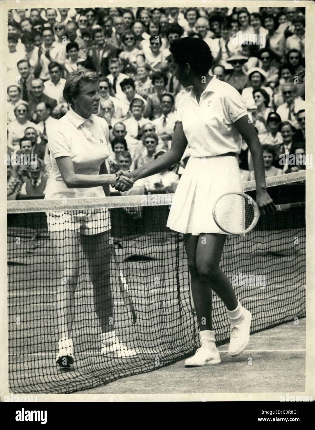 Lug. 07, 1958 - Donne Single Semi Finali a Wimbledon. Althea Gibson rimprovera così Ann Haydon: Mostra fotografica di Ann Haydon 9a sinistra) scuote Foto Stock