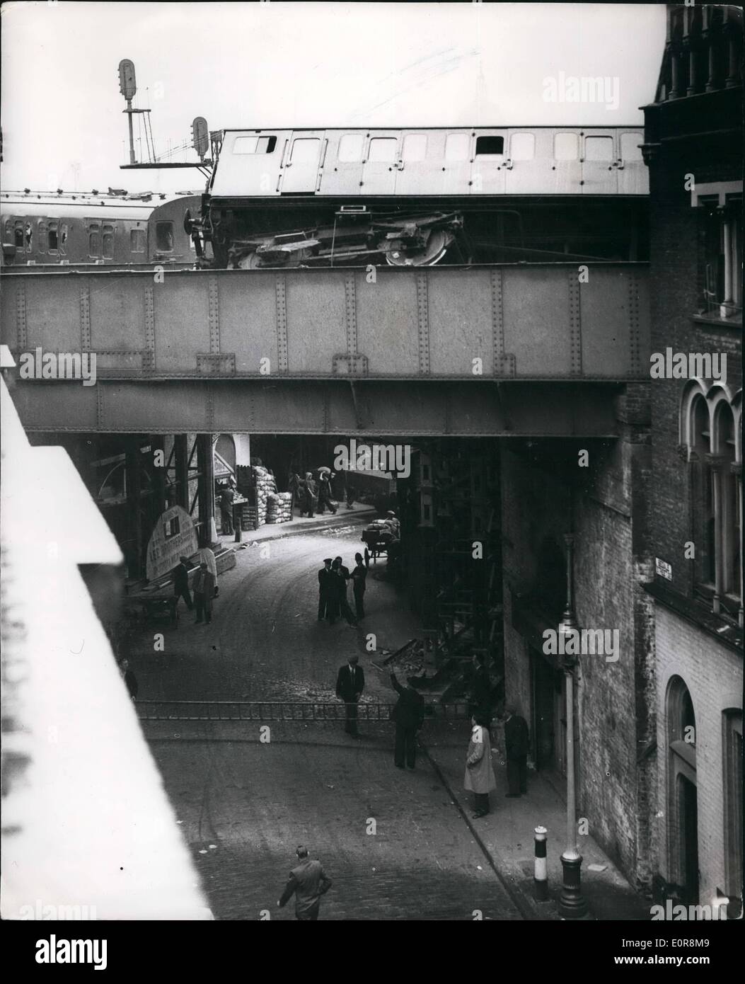 Agosto 08, 1958 - sei feriti in treno Crash. Sei persone sono state ferite quando il 6.52 am treno da sanderstead, Surrey a Cannon Street diviso in due solo 300 iarde dalla stazione. Come è passata una curva a Borough Market due di giunzione della parte posteriore del pullman è venuto fuori le rotaie. È accaduto su un ponte immediatamente su Borough produrre sul mercato. Mostra fotografica di:- il treno si è schiantato sul ponte Bedale Street, mostrando la cupola della cattedrale di San Paolo in background. Foto Stock