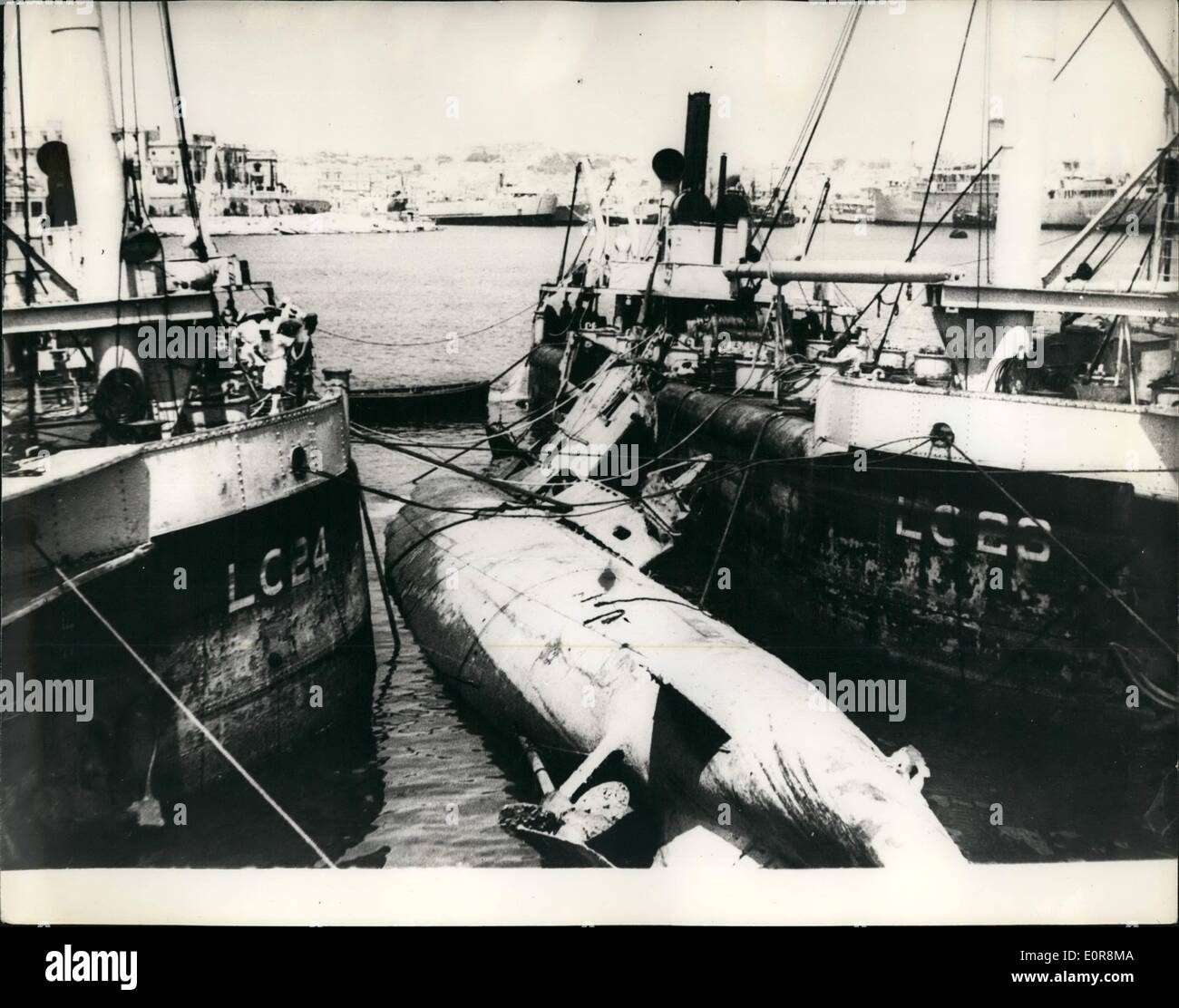 Agosto 08, 1958 - H.M. Submarined pag. 36. Recuperati dalla apertura idraulica per il grande gavone Creek Malta - Dopo sedici anni: H.M. Sommergibile P. 36 (650 tonnellate) è stato appena recuperato dopo la posa sul fondo di apertura idraulica per il grande gavone Creek, Malta per sedici anni. È stata affondata quando 225 cariche di profondità è esplosa intorno a lei - seguita da una bomba è esplosa vicino - rendendo il foro nel suo cisterne di zavorra e scafo. Per fortuna non ci sono stati feriti, come l'equipaggio aveva preso rifugio mentre cadevano le bombe - sub essendo nel dock. L' equipaggio è andato a bordo del suo nuovo quando il raid aereo aveva finito - ma non hanno potuto fermare il suo naufragio Foto Stock