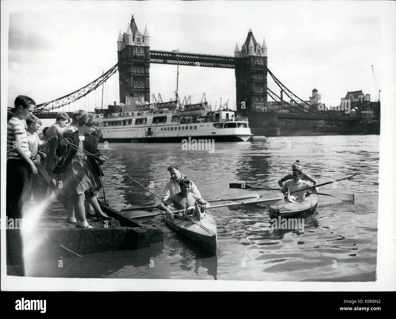 Agosto 08, 1958 - Fine della canoa da Avonmouth."; 36-anno-vecchio uomo d affari, John Whitworth, di Shefford, Bedforshire, arrivati al Tower Bridge oggi in canoa, dopo un viaggio con tre compagni da Avonmoutgh. Il viaggio è stato determinato da un argomento nel suo negozio a Shefford quando tre giovani uomini ha dichiarato che una volta che un uomo è dietro il bancone lei ottiene il grasso e pigro - quando ha accettato la sfida di rendere il viaggio. I suoi compagni erano LAC Brian Herbert, 23 da R.A.F. Chceksands, Barry Bridgman, 23, uno studente di ricerca, e Paolo Lawrence, 21, studente figlio del Vicario di Sheffield Foto Stock