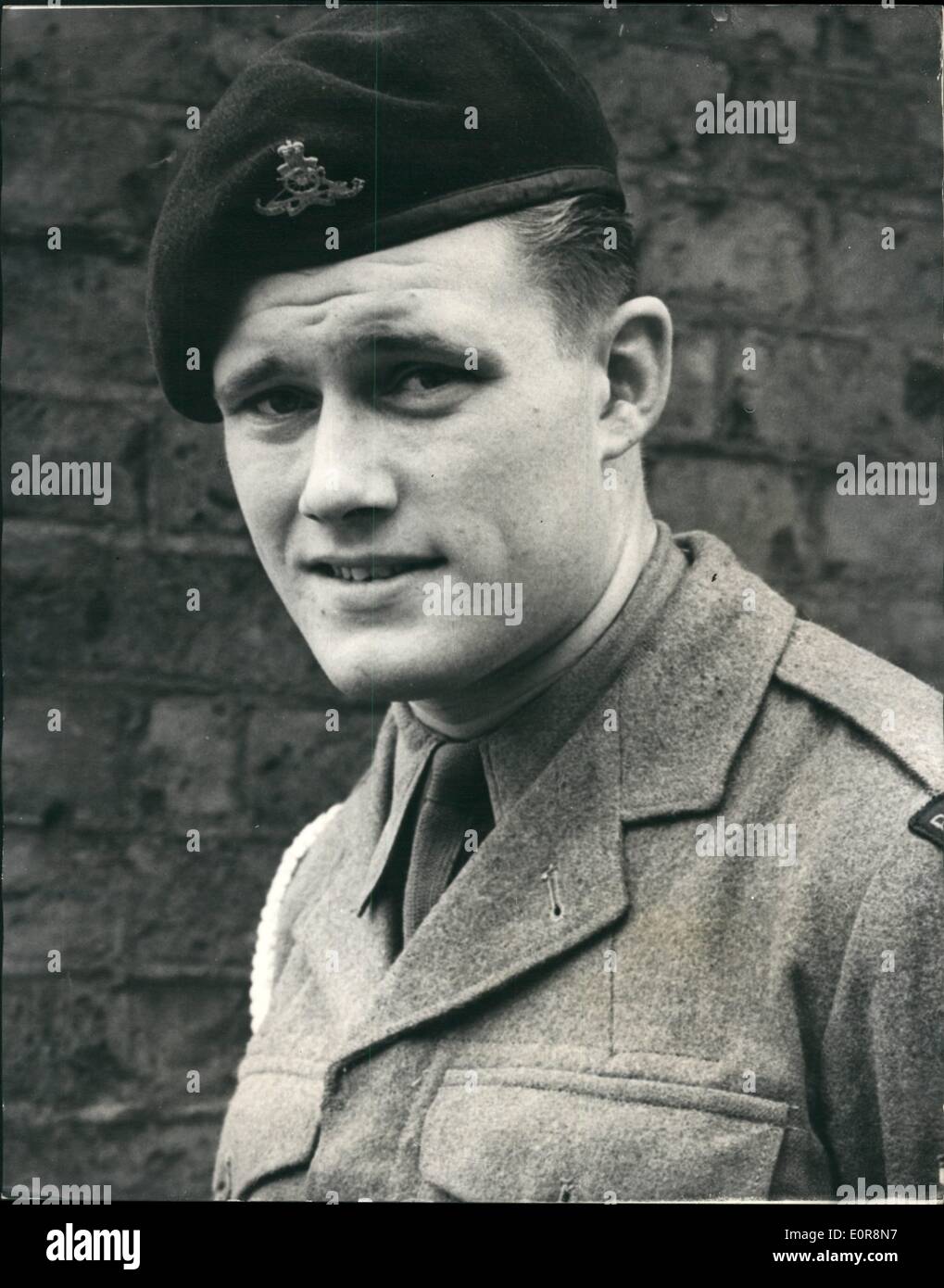 Agosto 08, 1958 - Royal Artillery sergente per Stati Uniti ''Pista Show": Servizio Nazionale Sgt. Robert Corp (20) della Royal Artillery - di stanza a Woolwich - è volare a Chicago alla fine di questa settimana - in uniforme Scout a comparire nel primo American Boy Scout ''Pista Visualizza''. Egli è stato uno dei due scout selezionato dal British Scout e vive in Hendon. Egli avrà buona volontà messaggi al sindaco di Chicago dal Sindaco di Londra e da Lord Rowallan, il Capo Scout. La foto mostra il SGT. Robert Corp - Chi è il volo per gli Stati Uniti alla fine di questa settimana. Foto Stock