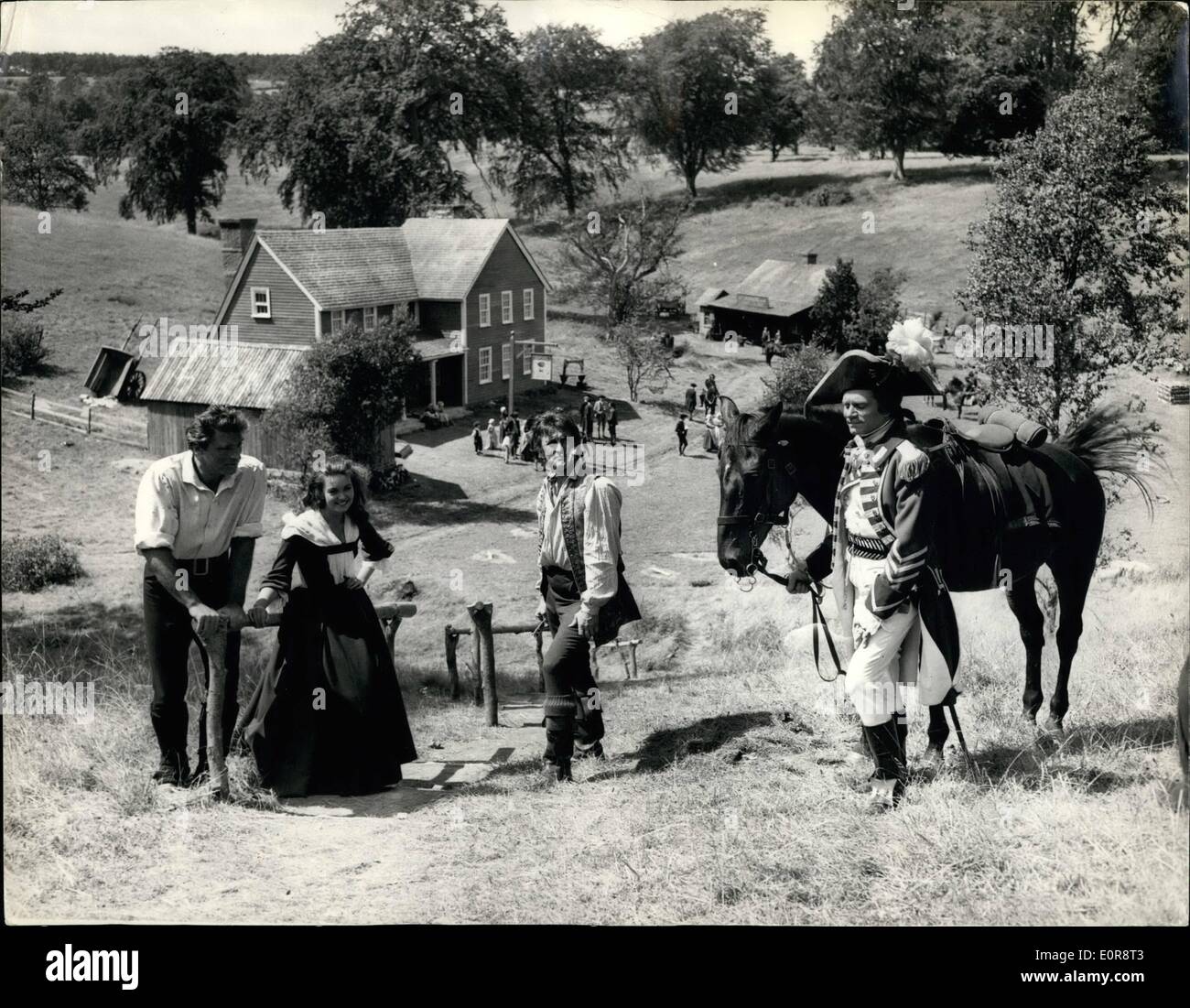 Lug. 07, 1958 - American villaggio costruito a Tring Park per film: la ripresa è iniziata questa mattina su ''Il diavolo discepolo dell'' - il Bernard Shaw satire sulla Guerra di Indipendenza Americana - a Tring Park, Herts.- Il villaggio americano di Westerbridge è stato costruito nel parco come sfondo per il film che stelle. Sir Laurence Olivier - Burt Lancaster - Janette Scott, ecc. Mostra fotografica di vista generale del villaggio - con sulla collina il quattro stelle della pellicola - L-R:- Burt Lancaster (Rev Foto Stock