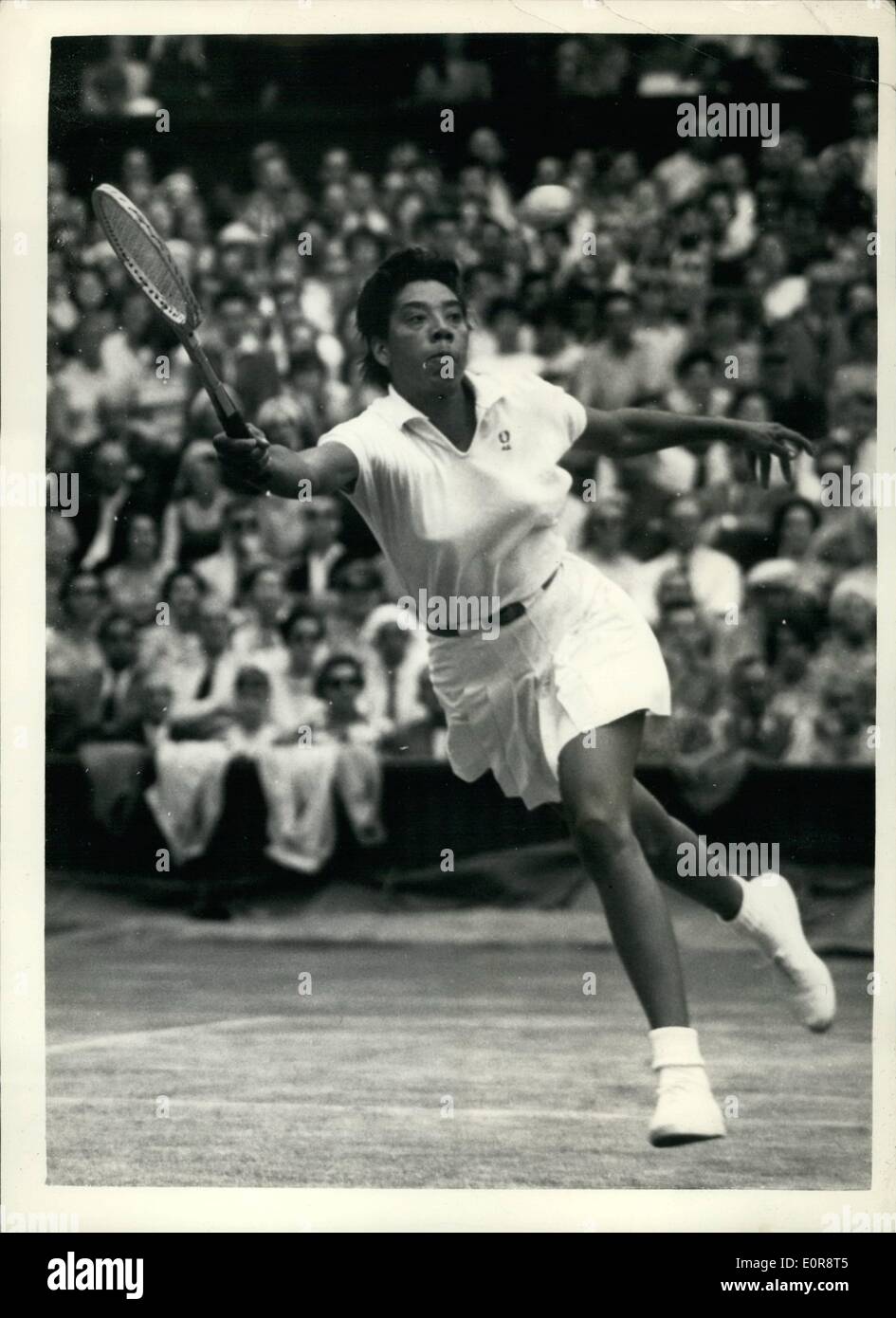 Lug. 07, 1958 - Donne Singoli Semi Finali a Wimbledon. Althea Gibson batte Ann Haydon. Mostra fotografica di:- Althea Gibson in gioco durante la sua partita contro Ann Haydon (G.B.) che ha vinto 6-2, 6-0. Foto Stock