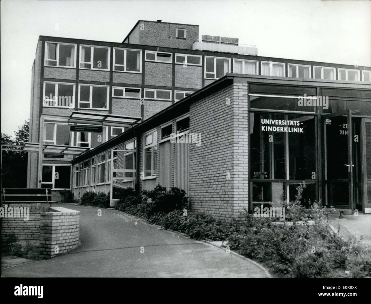 Lug. 10, 1958 - l'Ospedale Universitario di Hamburg-Eppendorf ha accolto con favore l'edificio-estensione dei bambini sulla clinica 7-7-1958. Con il completamento di questa nuova sezione l'edificio avrà ora 150 più letti, con una nascita prematura di divisione e di una sezione per bambini paralizzati. Nella foto: la vista esterna dei bambini nuovi's clinic. Foto Stock