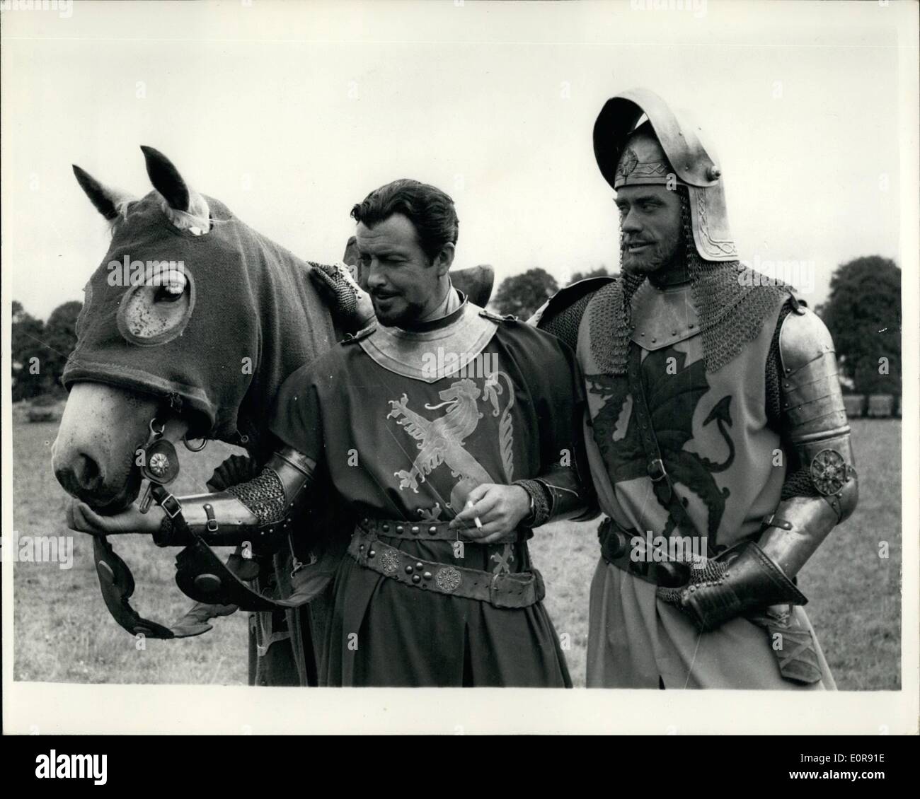 Agosto 08, 1958 - Robert Taylor-''Sir Launcelot'': mostra fotografica. Film di star Robert Taylor, completo di scheda per il suo ruolo come Sir Launcelot, dà il suo montaggio di un luogo di zucchero come con Mel Merrer egli prende un riposo tra le riprese del nuovo film americano ''i cavalieri della Tavola Rotonda"-a luttrellstown station wagon, a Clousella, Co. Dublino. Foto Stock