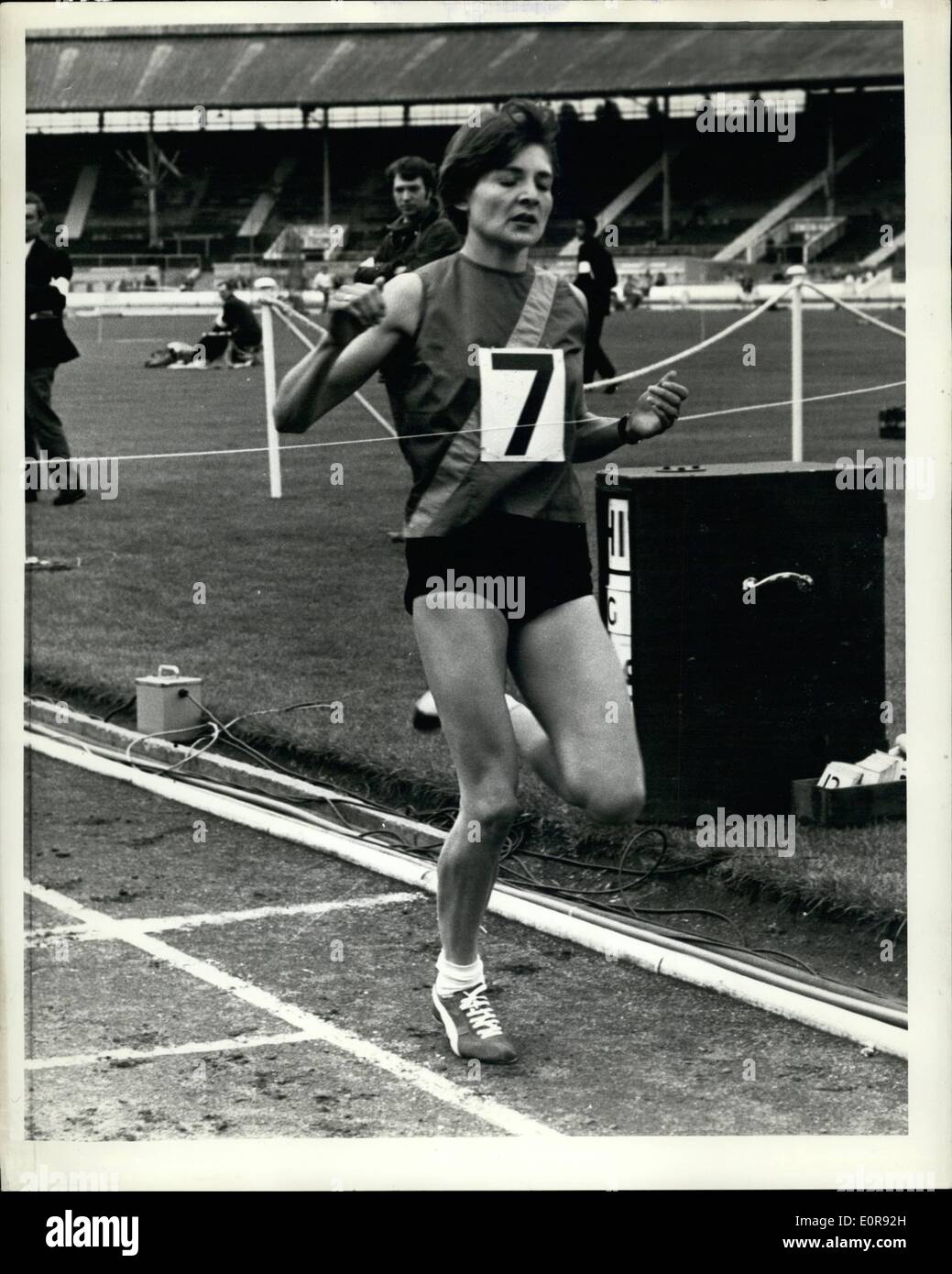 Agosto 08, 1958 - Sheila Taylor vince 800 metri Sheila J. Taylor della Gran Bretagna si rompe il nastro per vincere la donna 800 metri durante l'Internazionale di Atletica Leggera meeting eventi presso il White City Stadium, Londra. Foto Stock