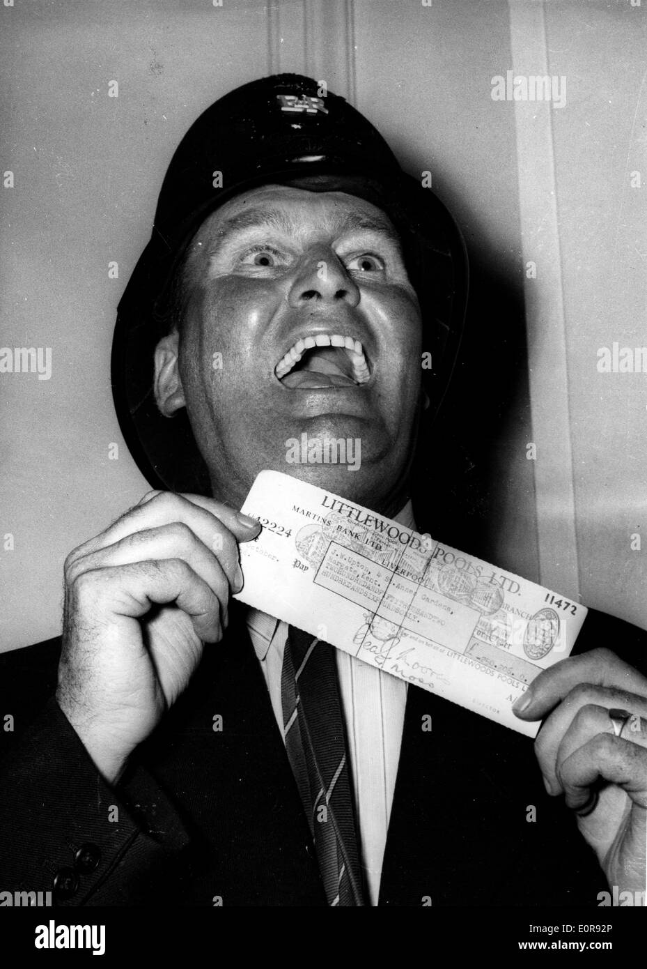 Agosto 10, 1958; Londra, UK; Officer JIMMY UPTON di Margate forza di polizia riceve 250,206 sterline per vincere la partita di football Pool. Foto Stock