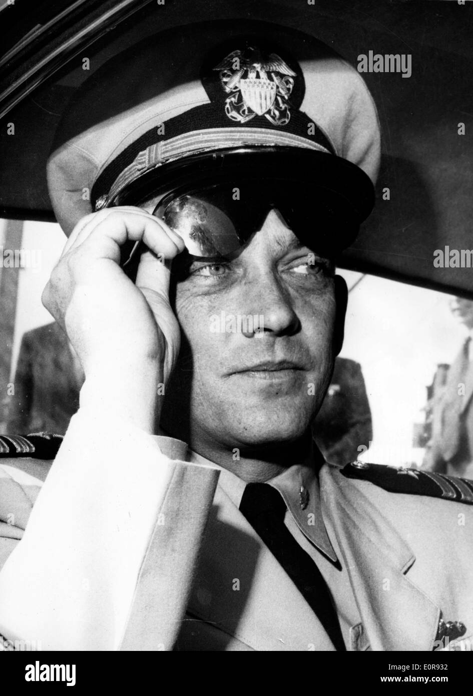 Aug 12, 1958; Londra, UK; Comandante W.R. ANDERSON seduti in auto a Londra ieri. Egli è stato il controllo degli Stati Uniti Sommergibile nucleare 'Nautilus che ha reso il viaggio di sensazioni al di sotto del ghiaccio del Polo Nord. Egli ha viaggiato attraverso Londra il modo di Portland, dove egli viene a ricongiungersi con la nave. Foto Stock