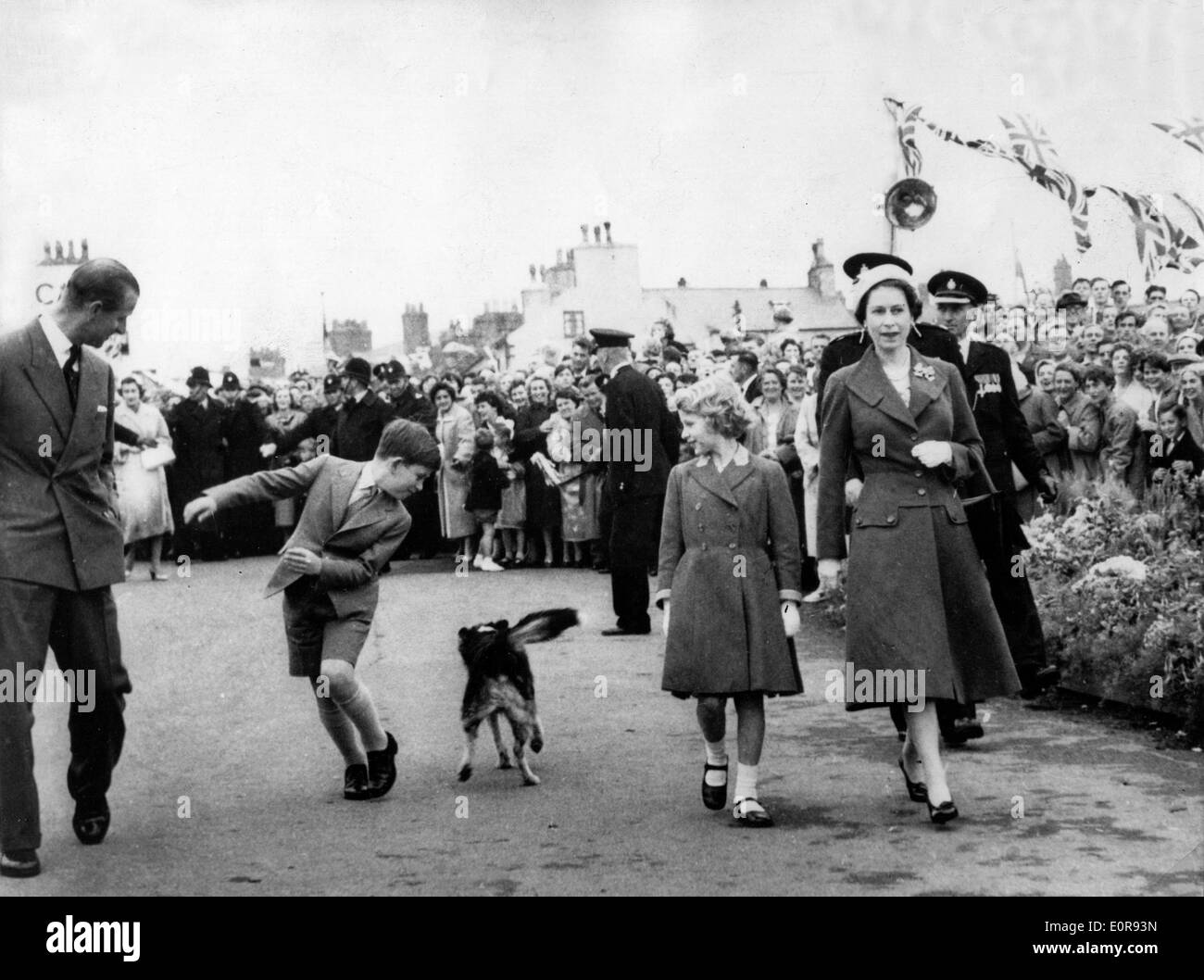 La regina Elisabetta II con il marito il principe Filippo e i loro figli a piedi giù per la strada Foto Stock