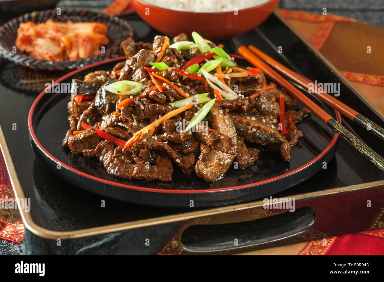 Carni bovine Bulgogi. Grigliate di carne di manzo marinato con riso e kimchee. Corea cibo Foto Stock