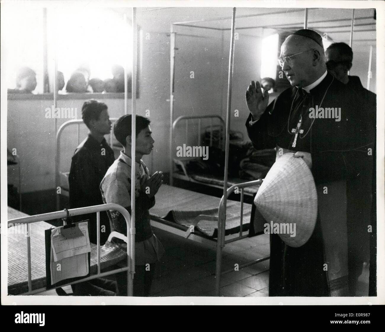 Ottobre 10, 1958 - 10-1-58 Cardinale Spellman sulla visita in Vietnam del Sud. Francesco Cardinale Spellman chi è in visita in Vietnam del Sud fermato la sua auto sulla strada tra Saigon e Bien-Hoa a benedire i bambini schierate a fianco della carreggiata. Egli ha visitato il centro di rifugiati a Ho-Nai circa 50 miglia a nord di Saigon. Keystone Foto Mostra: Francesco Cardinale Spellman durante la sua visita al centro per rifugiati in ospedale Ho-Nai. Foto Stock