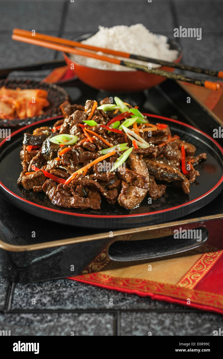 Carni bovine Bulgogi. Grigliate di carne di manzo marinato con riso e kimchee. Corea cibo Foto Stock