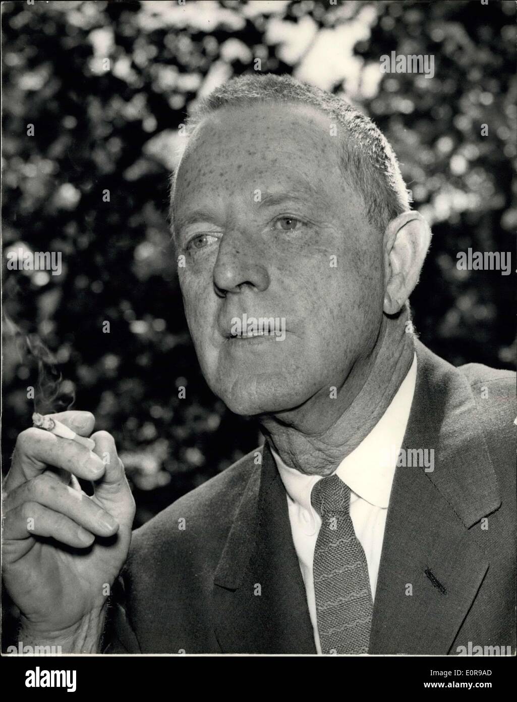 Agosto 27, 1958 - Reception per l'autore del romanzo ''Dio la poco acro'': c'era un ricevimento stampa oggi per il 55-anno-vecchio Erskine Caldwell, autore del mondo terzo miglior venditore ''Dio la poco acro'' che ha venduto 7.000.000 copie. Caldwell è a Londra per partecipare alla prima versione del film del suo romanzo presso il padiglione di Londra il 7 settembre 5th. La foto mostra il romanziere americano Erskine Caldwell visto a premere il ricevimento al Savoy Hotel oggi. Foto Stock