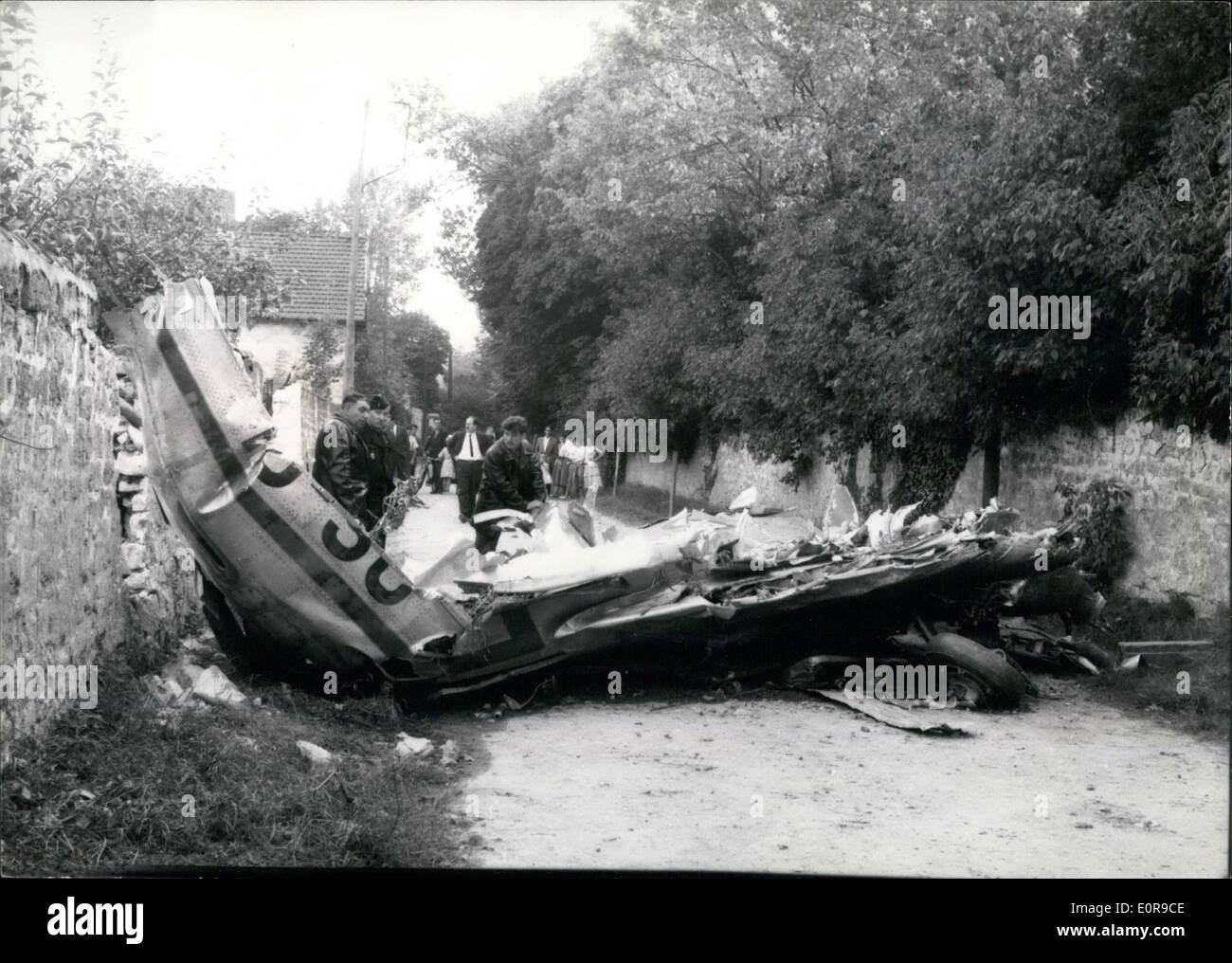 Sett. 09, 1958 - noi, piani francesi colpite: 7 sono uccisi: un'antenna collisione tra un piccolo american piano di trasporto e un francese jet militare al di sopra di un sobborgo di Parigi ieri ha ucciso ucciso sette persone, compresi tutti i sei membri di equipaggio americano e il pilota francese. L'impatto del crash twas così violenti che i detriti è stata sparsa su un area di cinque o sei miglia. Il piano americano dal vicino dalla Air Force Base a Evreux stava volando a 1.600 piedi quando si è schiantato con mystere IV dalla base theFrench a Creil. Entrambi i piani si disintegravano scattering relitto su Poissy e Vernouillet Foto Stock