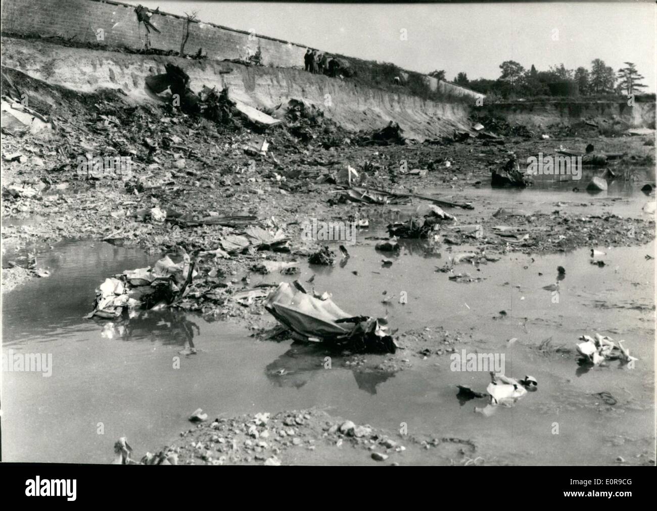 Sett. 09, 1958 - noi, piani francesi colpite: 7 sono uccisi: un'antenna collisione tra un piccolo american piano di trasporto e un francese jet militare al di sopra di un sobborgo di Parigi ieri ha ucciso ucciso sette persone, compresi tutti i sei membri di equipaggio americano e il pilota francese. L'impatto del crash twas così violenti che i detriti è stata sparsa su un area di cinque o sei miglia. Il piano americano dal vicino dalla Air Force Base a Evreux stava volando a 1.600 piedi quando si è schiantato con mystere IV dalla base theFrench a Creil. Entrambi i piani si disintegravano scattering relitto su Poissy e Vernouillet Foto Stock