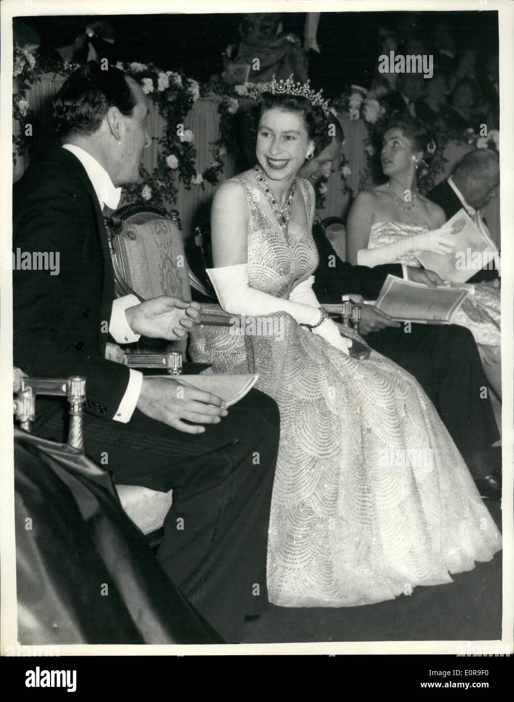 Ottobre 10, 1958 - Queen assiste premiere del film: H.M. la regina ha partecipato alla premiere di ''Me e il colonnello'' a l'Odeon, Leicester Square. Mostra fotografica di H.M. La regina in auditorium laughingly colloqui con il duca di Devonshire questa sera. Foto Stock