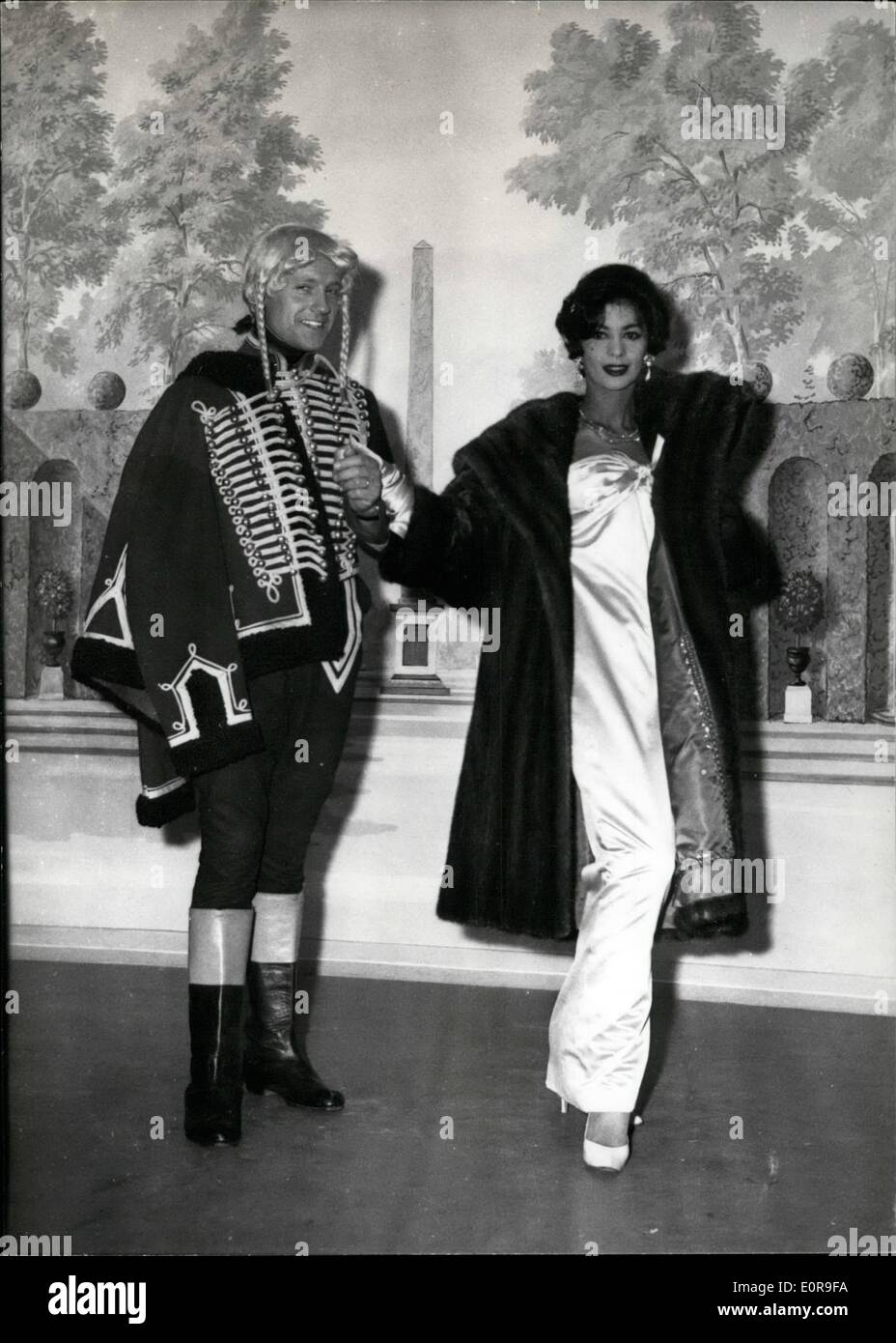 Ottobre 10, 1958 - Pellicce e storia: Henri Stern, il ben noto Parigi Pellicciaio, mostra ora il suo autunno e inverno collezione. L'impostazione della mostra evoca i primi giorni della rivoluzione francese. La foto mostra un manichino la modellazione di una visone ''mezzo sangue " cappotto. Foto Stock