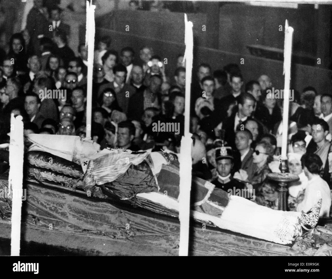 Corpo del Papa Pio XII al suo funerale nella Basilica di San Pietro Foto Stock