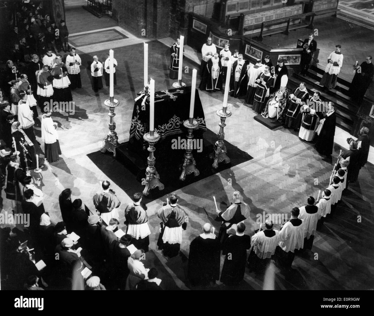 La Santa Messa in suffragio di Papa Pio XII nella Cattedrale di Westminster Foto Stock